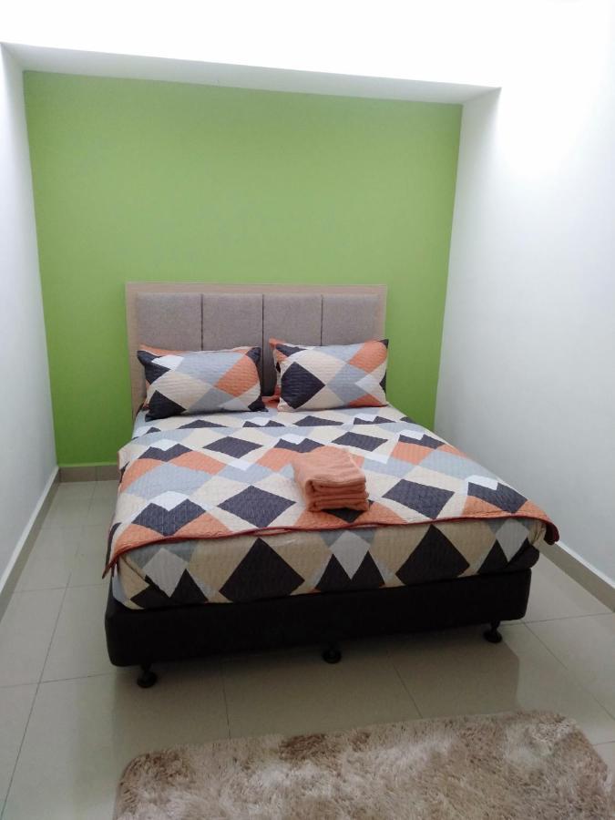 Risqi Apartment 2 Bedroom Wakaf Che Yeh Кота-Бару Экстерьер фото