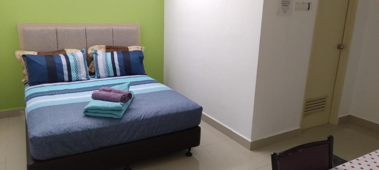 Risqi Apartment 2 Bedroom Wakaf Che Yeh Кота-Бару Экстерьер фото
